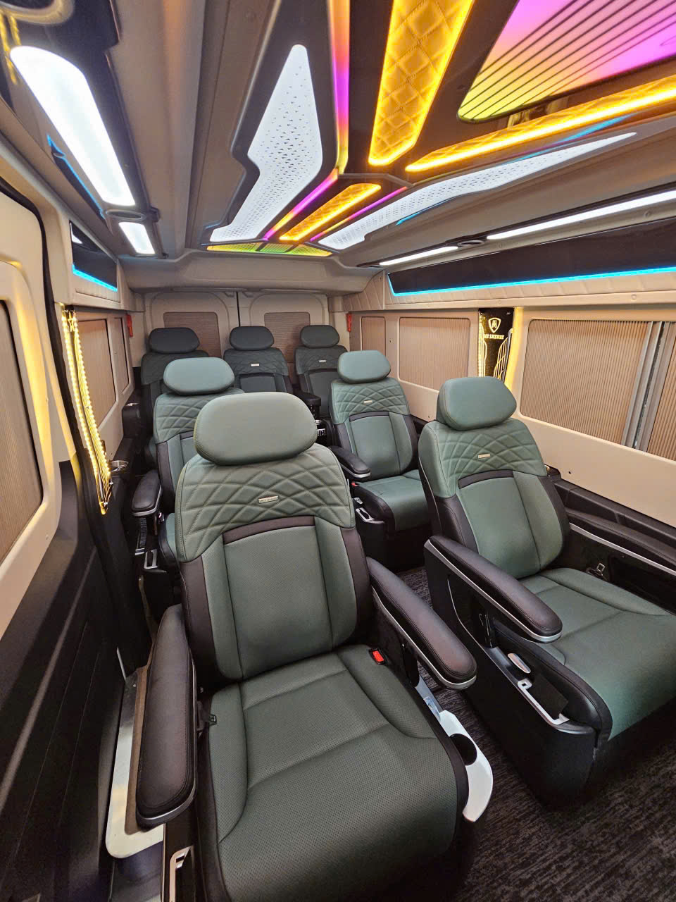 Xe limousine Anh Huy 92 tuyến Hà Nội Móng Cái