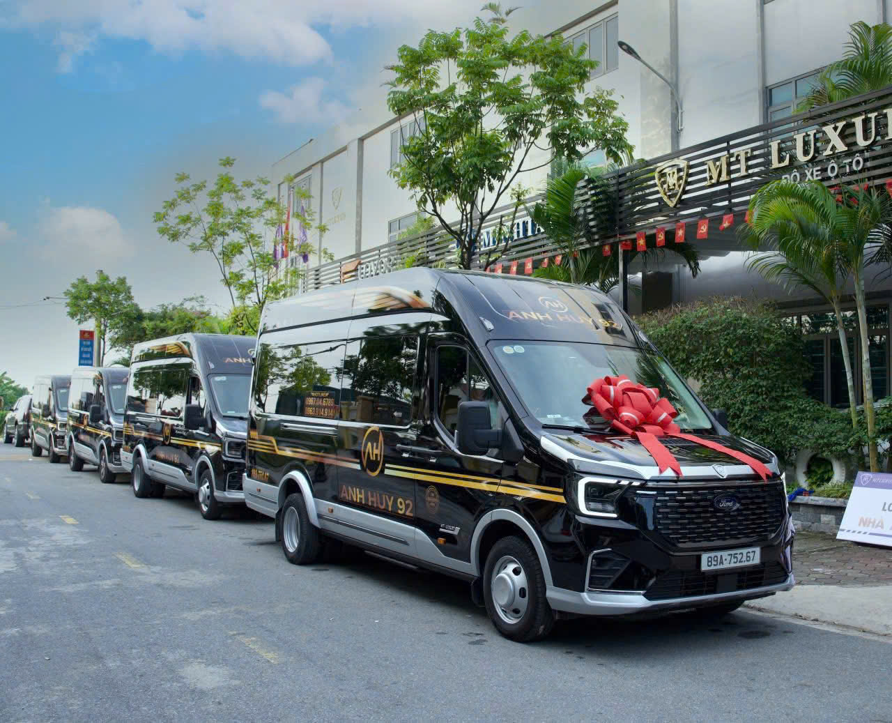 Xe limousine Anh Huy 92 phục vụ khách đi Móng Cái